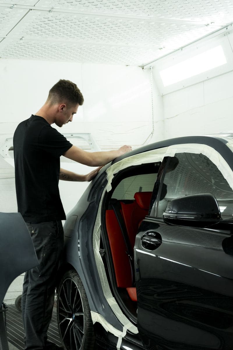 Préparation carrosserie en cabine
